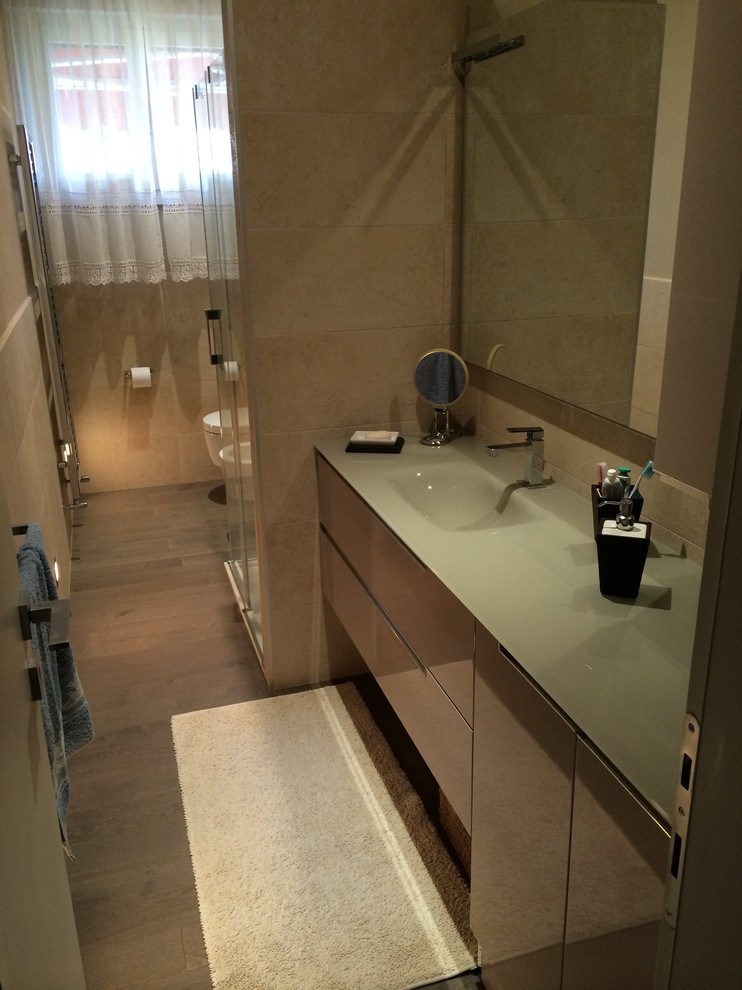Kleines Modernes Duschbad mit flächenbündigen Schrankfronten und beigen Schränken in Bologna