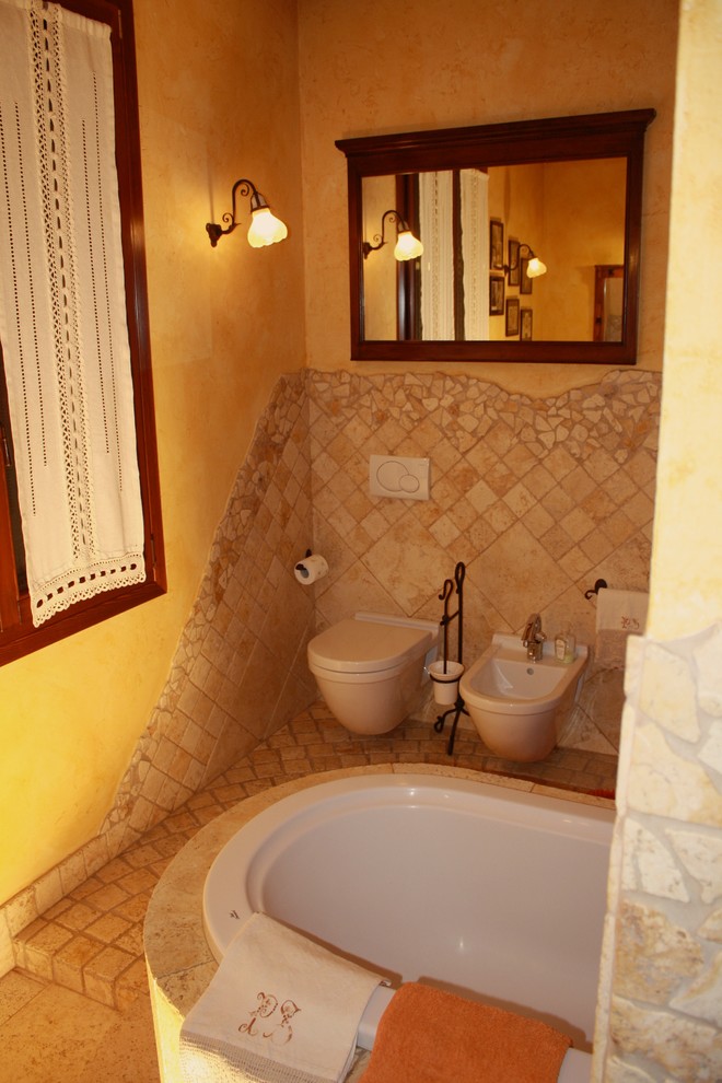 ボローニャにあるカントリー風のおしゃれな浴室の写真