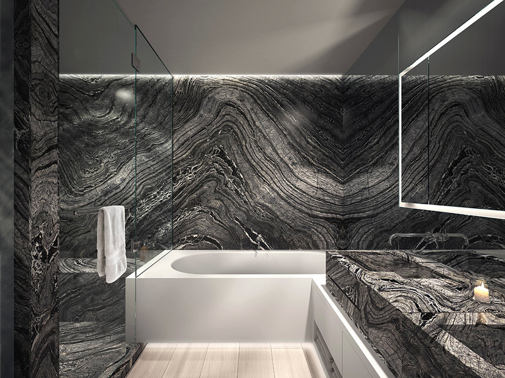 Ejemplo de cuarto de baño principal moderno con bañera encastrada, baldosas y/o azulejos beige, baldosas y/o azulejos de mármol, suelo de mármol, lavabo integrado, encimera de mármol y encimeras negras