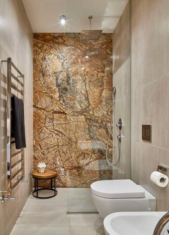 Esempio di una stanza da bagno padronale minimalista con doccia a filo pavimento, piastrelle marroni, lastra di pietra, top in marmo, top marrone e WC a due pezzi