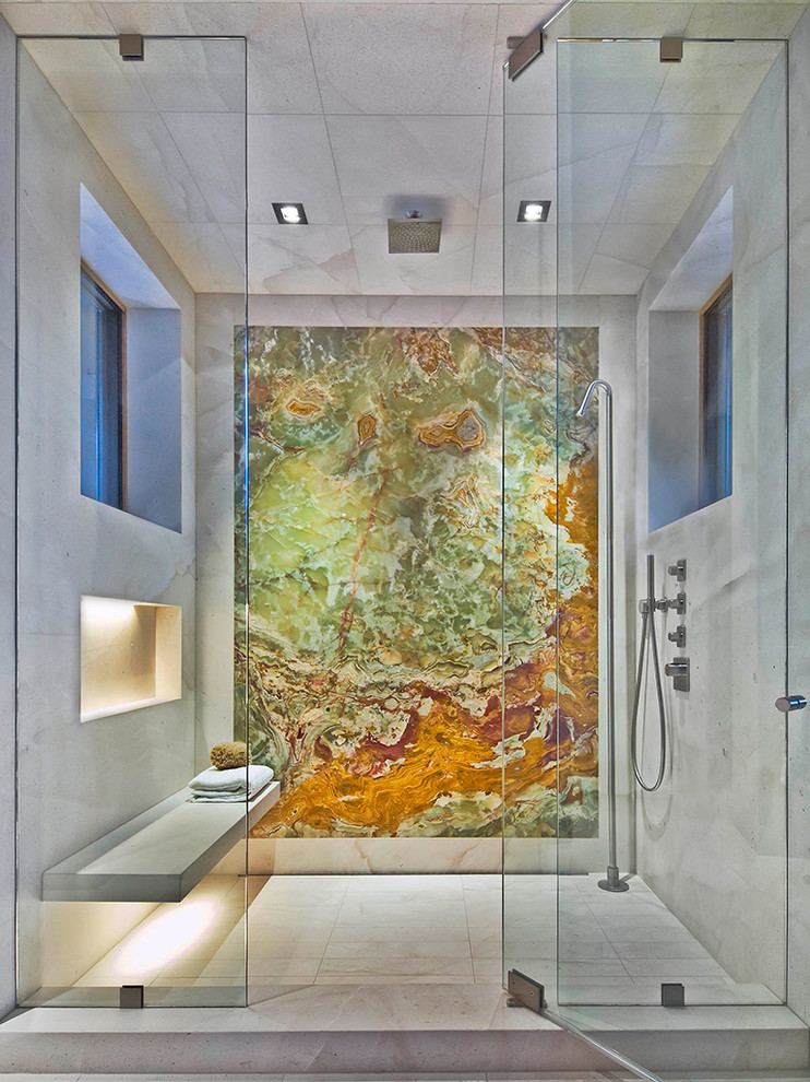 Ispirazione per una stanza da bagno padronale moderna con lastra di pietra, pavimento in marmo, doccia alcova, piastrelle grigie e porta doccia a battente