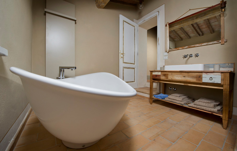 Пример оригинального дизайна: ванная комната в стиле кантри с отдельно стоящей ванной