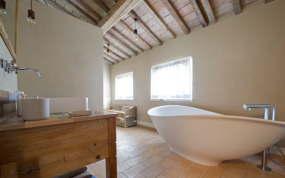 Inspiration för lantliga badrum, med ett fristående badkar