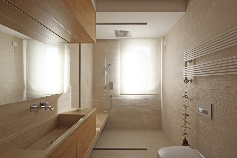 Exemple d'une salle d'eau moderne en bois clair de taille moyenne avec un placard à porte plane, une douche à l'italienne, WC suspendus, un carrelage beige, des carreaux de porcelaine, un mur beige, un sol en bois brun, un lavabo intégré, un plan de toilette en marbre, aucune cabine, un sol beige et un plan de toilette rose.