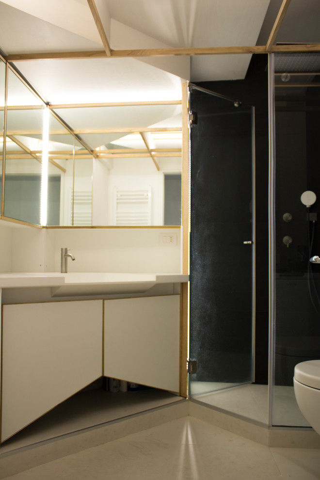 Стильный дизайн: главная ванная комната среднего размера в современном стиле с плоскими фасадами, белыми фасадами, угловым душем, раздельным унитазом, черной плиткой, керамогранитной плиткой, полом из керамогранита, настольной раковиной, столешницей из искусственного камня, белым полом, душем с распашными дверями, белой столешницей, тумбой под одну раковину, напольной тумбой и балками на потолке - последний тренд