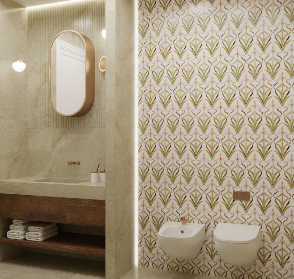 Bild på ett mellanstort funkis badrum med dusch, med skåp i mellenmörkt trä, en kantlös dusch, en vägghängd toalettstol, flerfärgad kakel, marmorkakel, flerfärgade väggar, marmorgolv, ett integrerad handfat, marmorbänkskiva, grönt golv och dusch med gångjärnsdörr
