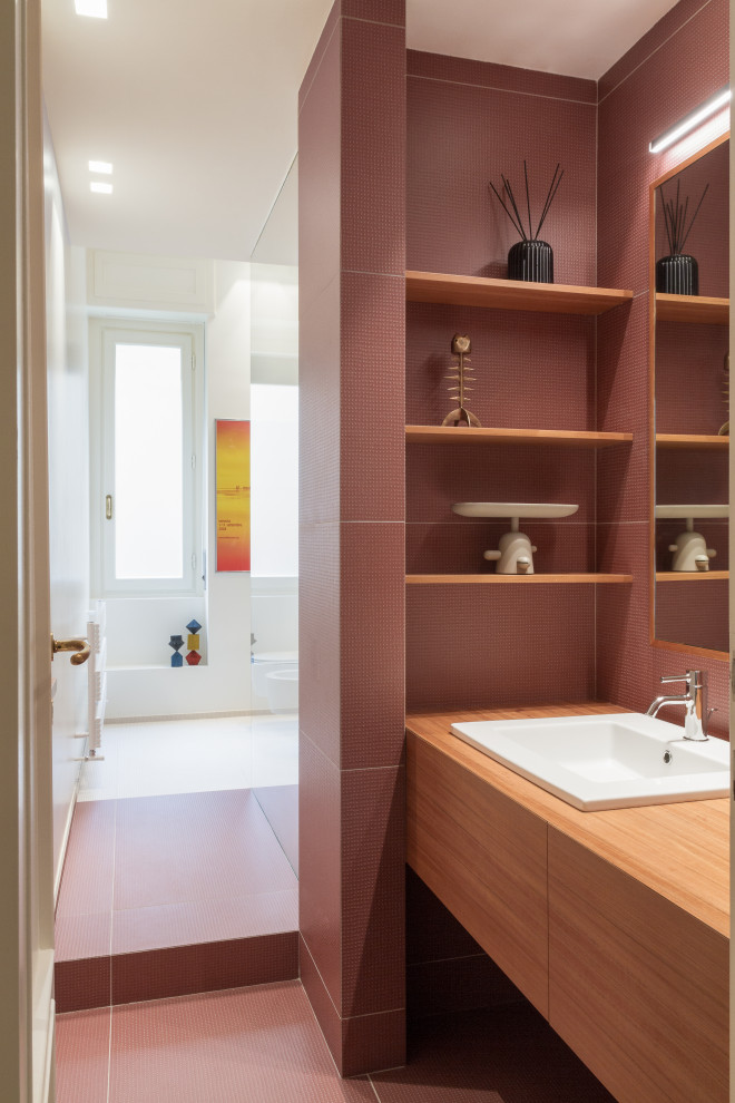 Источник вдохновения для домашнего уюта: ванная комната среднего размера в современном стиле с плоскими фасадами, фасадами цвета дерева среднего тона, красными стенами, накладной раковиной, столешницей из дерева, красным полом, коричневой столешницей, подвесной тумбой, керамогранитной плиткой, душем без бортиков, раздельным унитазом, разноцветной плиткой, полом из керамогранита, нишей, тумбой под одну раковину и многоуровневым потолком