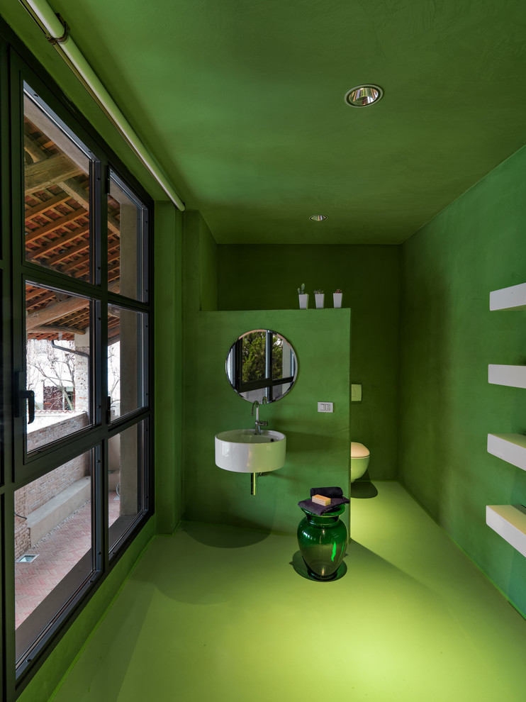 Пример оригинального дизайна: ванная комната среднего размера в современном стиле с зеленой плиткой, зелеными стенами, подвесной раковиной, зеленым полом и бетонным полом