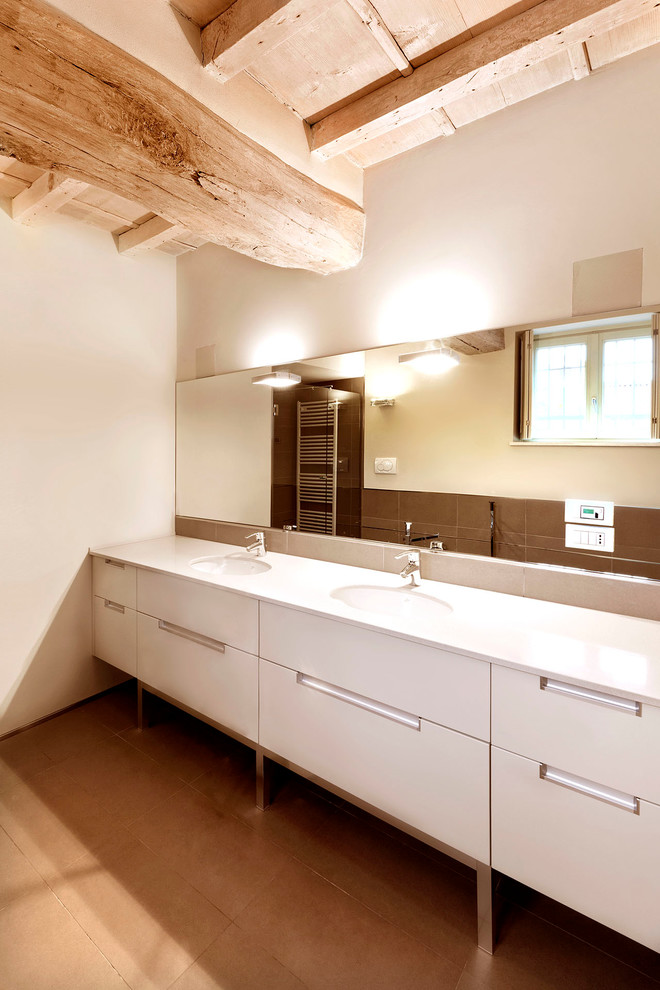 Großes Modernes Badezimmer En Suite mit flächenbündigen Schrankfronten, weißen Schränken, weißer Wandfarbe, Porzellan-Bodenfliesen, Einbauwaschbecken und Quarzwerkstein-Waschtisch in Sonstige