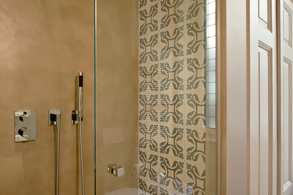 Modelo de cuarto de baño tradicional con ducha a ras de suelo, baldosas y/o azulejos beige, baldosas y/o azulejos de cemento y ducha con puerta con bisagras