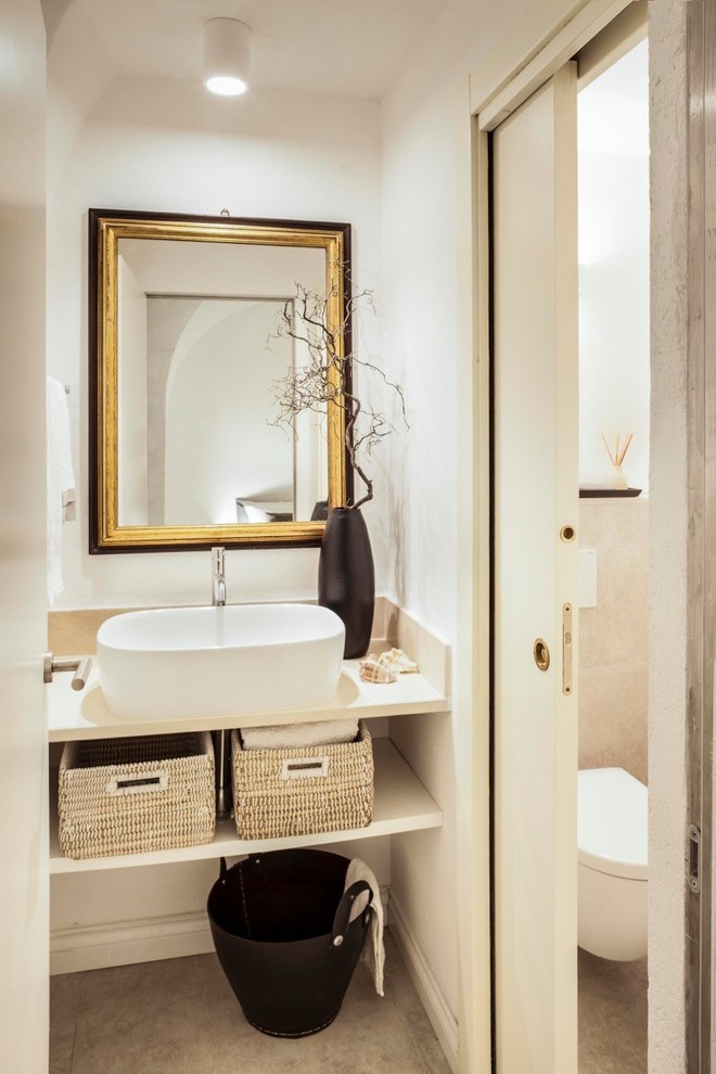 Diseño de cuarto de baño costero con puertas de armario beige, suelo de baldosas de porcelana, aseo y ducha, encimera de acrílico, suelo beige y encimeras beige