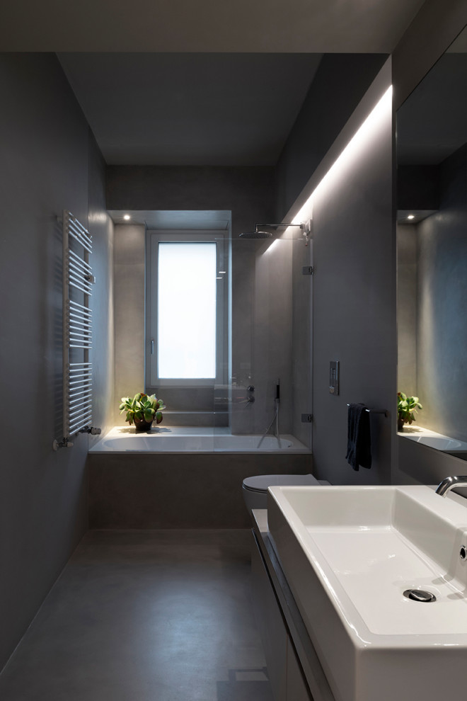 ミラノにあるおしゃれな浴室の写真