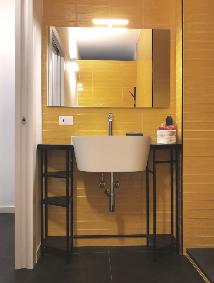 Стильный дизайн: маленькая ванная комната в современном стиле с открытыми фасадами, черными фасадами, душем в нише, биде, желтой плиткой, керамической плиткой, белыми стенами, полом из керамогранита, душевой кабиной, консольной раковиной, столешницей из искусственного кварца, черным полом, душем с распашными дверями и черной столешницей для на участке и в саду - последний тренд