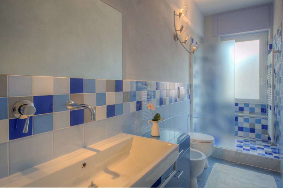 Ispirazione per una stanza da bagno stile marinaro con pareti blu e pavimento blu