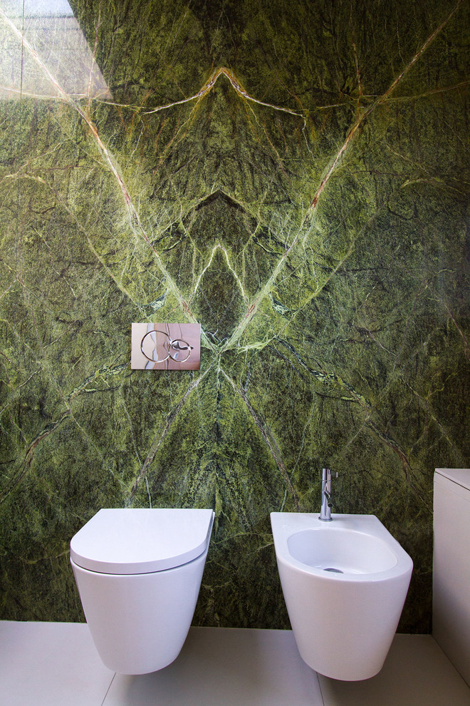 Foto di una stanza da bagno minimalista di medie dimensioni con WC sospeso, piastrelle verdi, piastrelle di marmo, pareti beige, pavimento in gres porcellanato, lavabo a bacinella, top in legno, pavimento beige e top beige