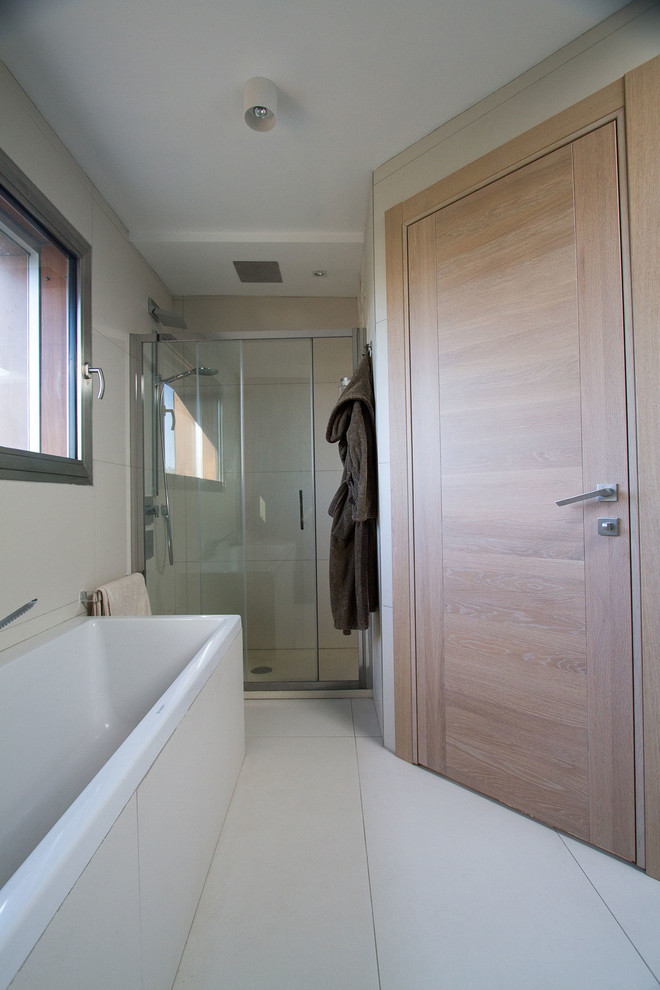 Idee per una stanza da bagno moderna di medie dimensioni con WC sospeso, piastrelle verdi, piastrelle di marmo, pareti beige, pavimento in gres porcellanato, lavabo a bacinella, top in legno, pavimento beige e top beige