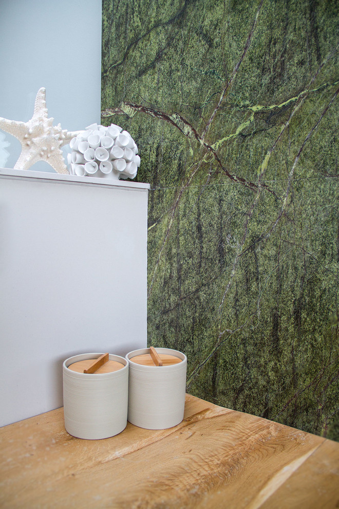 Esempio di una stanza da bagno minimalista di medie dimensioni con WC sospeso, piastrelle verdi, piastrelle di marmo, pareti beige, pavimento in gres porcellanato, lavabo a bacinella, top in legno, pavimento beige e top beige