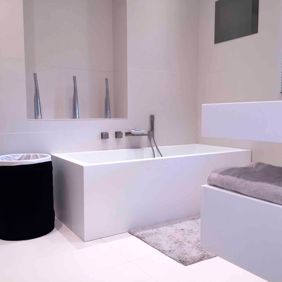 Idee per una stanza da bagno padronale contemporanea di medie dimensioni con piastrelle beige e lavabo sospeso