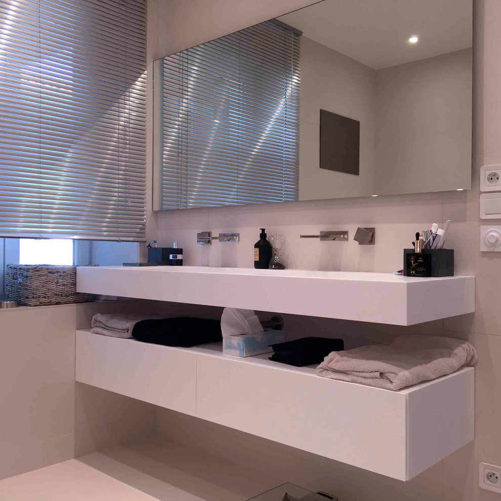 Mittelgroßes Modernes Badezimmer En Suite mit beigen Fliesen und Wandwaschbecken in Turin
