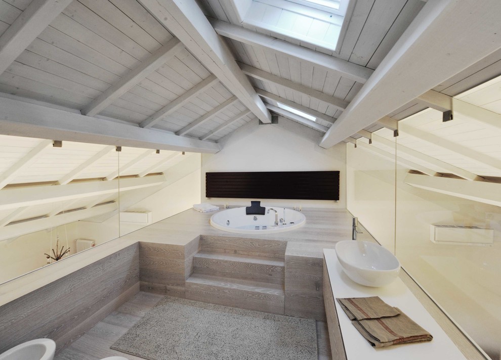 Immagine di una stanza da bagno design di medie dimensioni con vasca idromassaggio e lavabo a bacinella