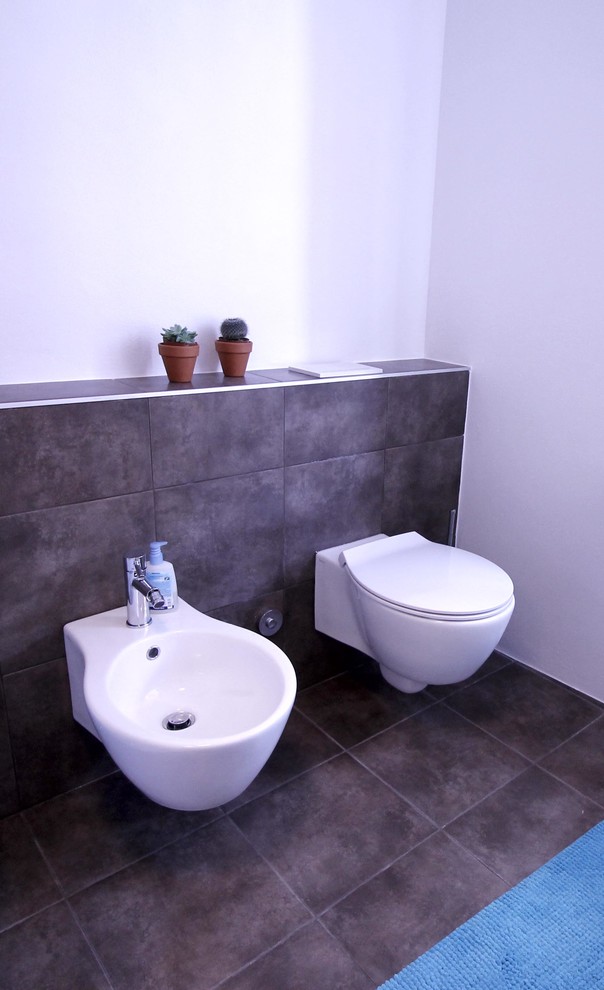 Inspiration pour une salle d'eau minimaliste avec un placard en trompe-l'oeil, une douche double, WC suspendus, un carrelage marron, un mur blanc, une vasque et un plan de toilette en stratifié.