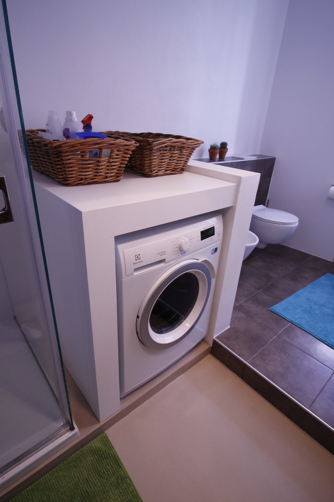 Modernes Duschbad mit verzierten Schränken, Doppeldusche, Wandtoilette, braunen Fliesen, weißer Wandfarbe, Aufsatzwaschbecken und Laminat-Waschtisch in Mailand