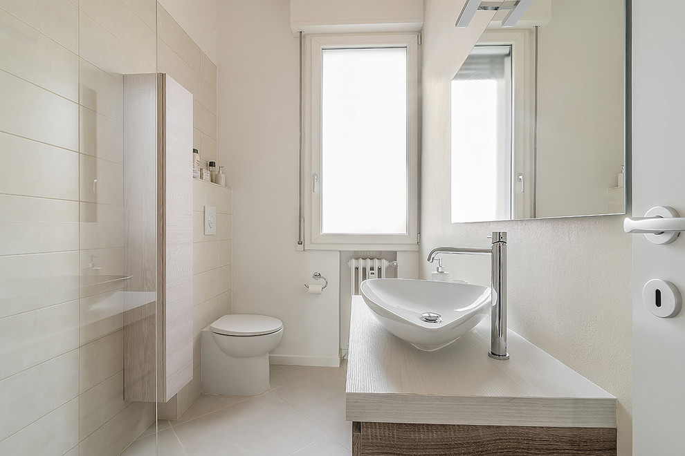 Design ideas for a contemporary bathroom in Rome.