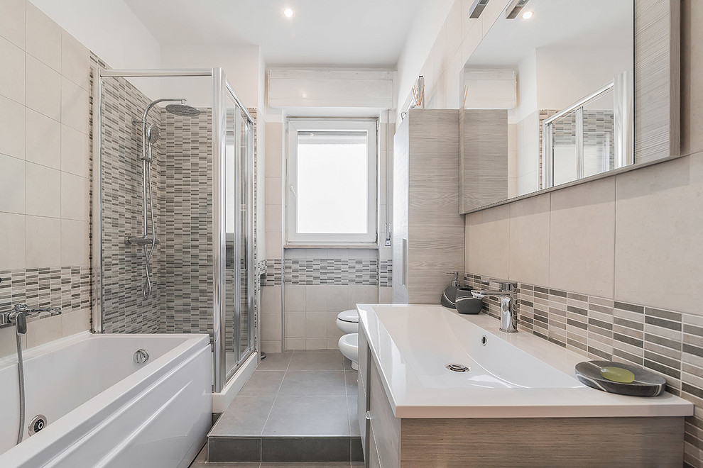 Идея дизайна: серо-белая ванная комната среднего размера в современном стиле с плоскими фасадами, светлыми деревянными фасадами, отдельно стоящей ванной, угловым душем, бежевой плиткой, керамической плиткой, душевой кабиной, монолитной раковиной и столешницей из искусственного камня