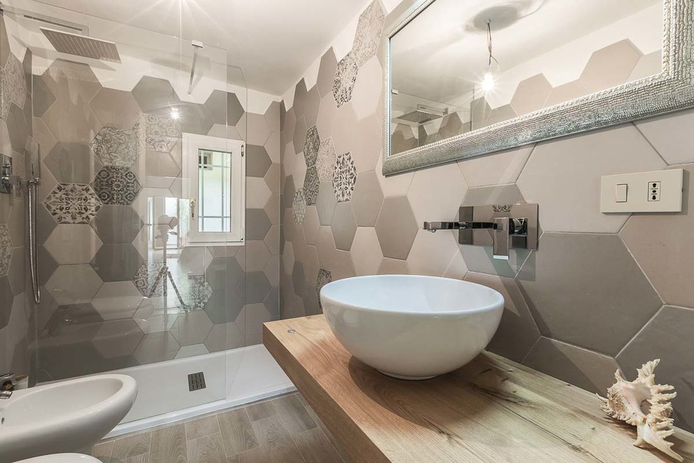 Idée de décoration pour une grande salle d'eau design avec une douche double, WC suspendus, un carrelage beige, un carrelage marron, un carrelage multicolore, un sol en bois brun, une vasque et un plan de toilette en bois.