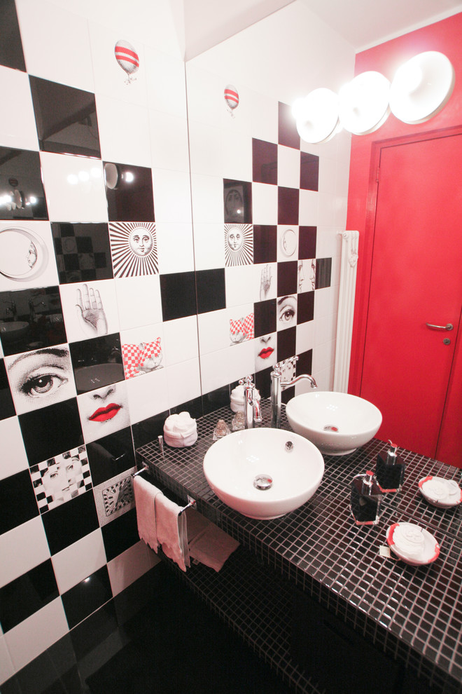 Ispirazione per una piccola stanza da bagno boho chic con WC sospeso, piastrelle in ceramica e lavabo a bacinella
