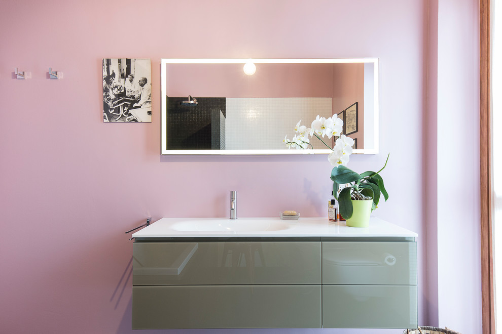 Свежая идея для дизайна: главная ванная комната среднего размера в стиле ретро с накладной ванной, инсталляцией, черной плиткой, плиткой мозаикой, розовыми стенами, монолитной раковиной, стеклянной столешницей, зеленым полом и белой столешницей - отличное фото интерьера