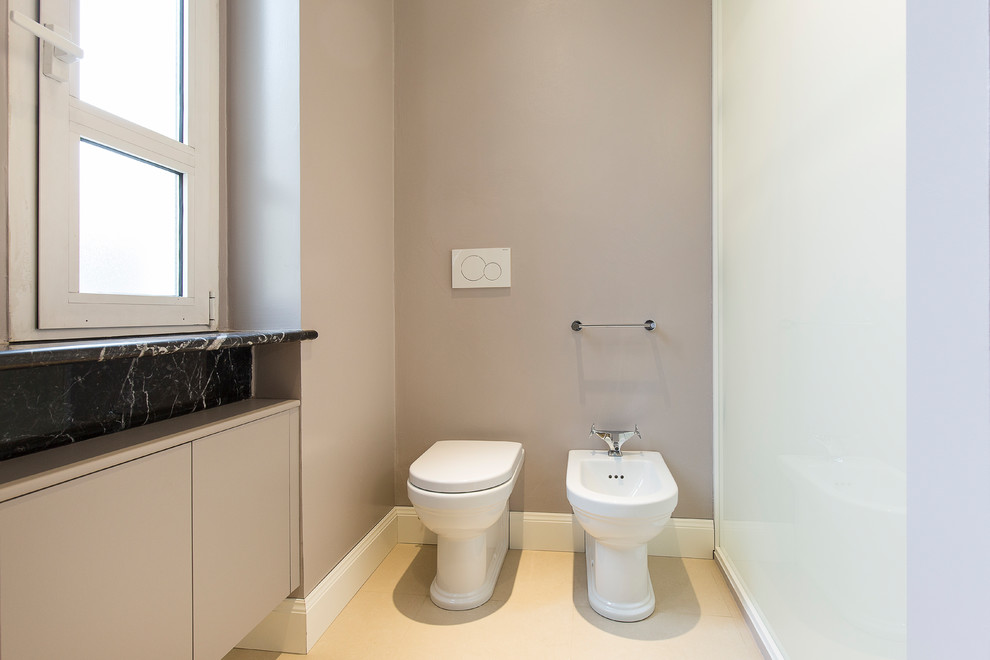 Идея дизайна: большая ванная комната в современном стиле с плоскими фасадами, серыми фасадами, душевой кабиной, столешницей из кварцита и белой столешницей