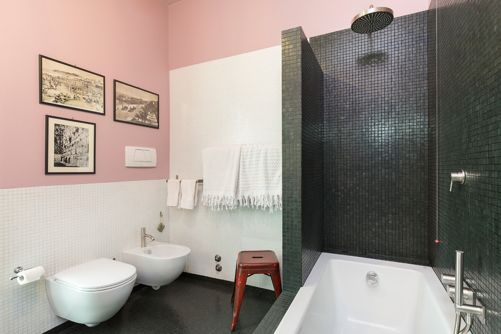 Idee per una stanza da bagno padronale design di medie dimensioni con piastrelle nere, piastrelle bianche, pareti rosa, lavabo integrato, vasca da incasso, vasca/doccia, bidè, pavimento nero e doccia aperta