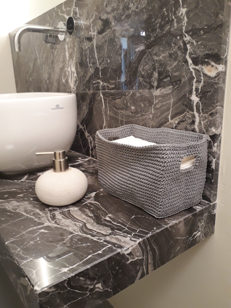 Idéer för att renovera ett litet industriellt grå grått badrum, med öppna hyllor, en dusch i en alkov, en toalettstol med separat cisternkåpa, grå kakel, marmorkakel, beige väggar, ett fristående handfat, marmorbänkskiva, grått golv och dusch med gångjärnsdörr