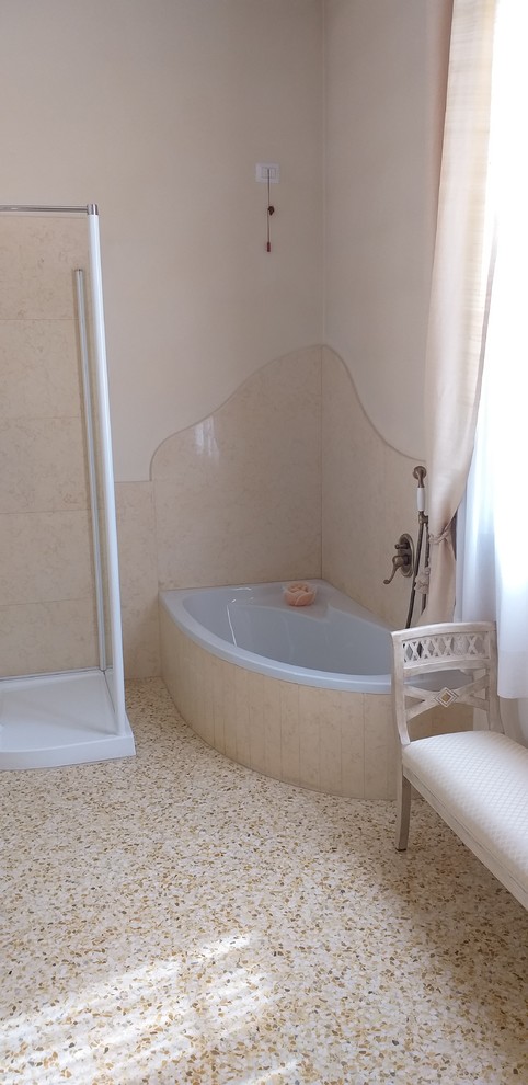 Inspiration för stora klassiska gult badrum, med ett hörnbadkar, en dusch i en alkov, en vägghängd toalettstol, gul kakel, marmorkakel, gula väggar, ett undermonterad handfat, marmorbänkskiva, gult golv och dusch med gångjärnsdörr