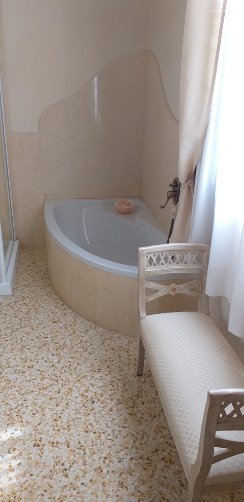 Idéer för ett stort klassiskt gul badrum, med ett hörnbadkar, en dusch i en alkov, en vägghängd toalettstol, gul kakel, marmorkakel, gula väggar, ett undermonterad handfat, marmorbänkskiva, gult golv och dusch med gångjärnsdörr
