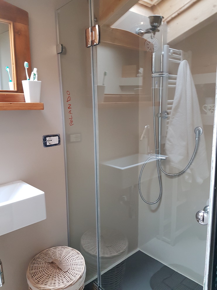 Esempio di una piccola stanza da bagno con doccia country con ante in legno bruno, WC sospeso, pareti beige, lavabo sospeso e top in legno
