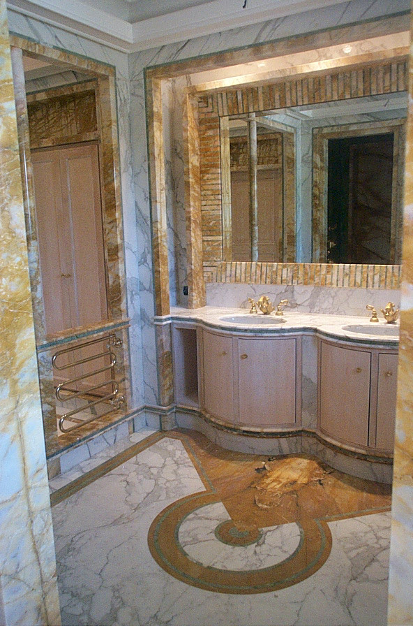 Exempel på ett klassiskt en-suite badrum, med luckor med profilerade fronter, skåp i ljust trä, våtrum, stenhäll, marmorgolv, ett undermonterad handfat och marmorbänkskiva