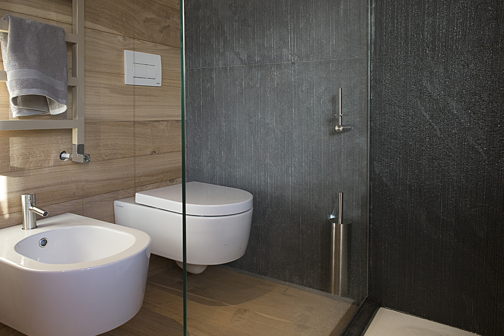 Modernes Duschbad mit Wandtoilette mit Spülkasten, schwarzer Wandfarbe, braunem Holzboden und braunem Boden in Sonstige
