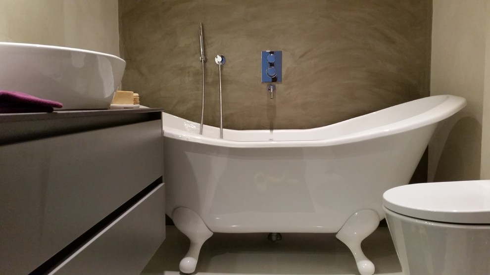 Ispirazione per una stanza da bagno padronale contemporanea di medie dimensioni con consolle stile comò, vasca freestanding, WC sospeso, pareti multicolore e lavabo a bacinella