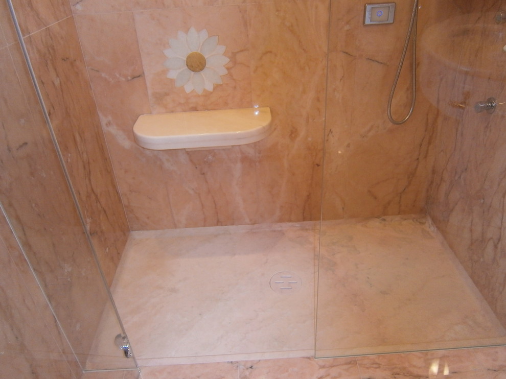 Inspiration för stora klassiska rosa badrum med dusch, med luckor med infälld panel, skåp i ljust trä, en kantlös dusch, en toalettstol med separat cisternkåpa, rosa kakel, marmorkakel, rosa väggar, marmorgolv, ett undermonterad handfat, marmorbänkskiva, rosa golv och dusch med gångjärnsdörr