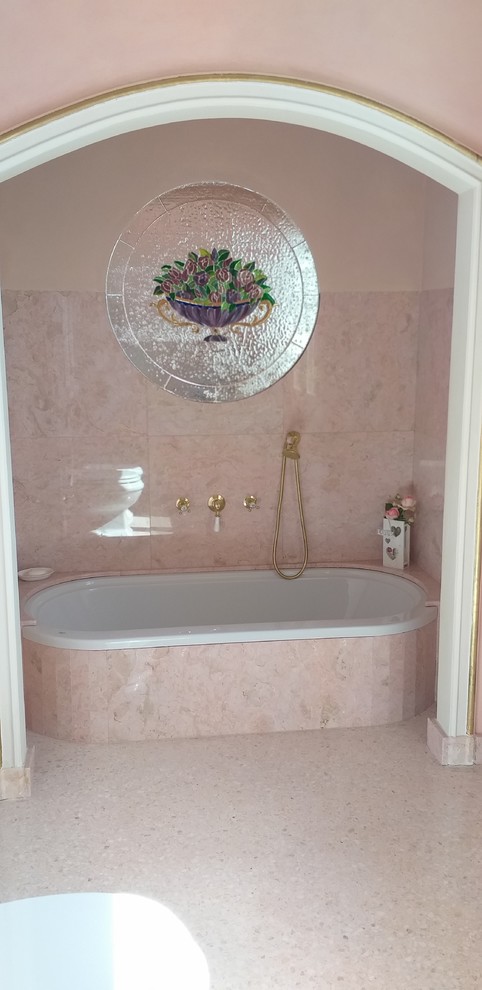 Großes Klassisches Badezimmer mit Einbaubadewanne, Wandtoilette mit Spülkasten, rosa Fliesen, Marmorfliesen, rosa Wandfarbe, Marmorboden, Sockelwaschbecken und rosa Boden in Mailand