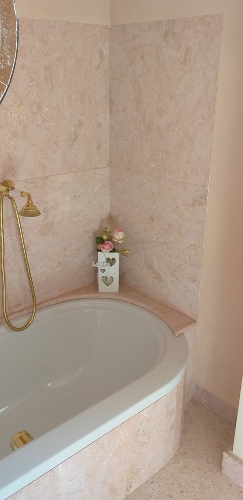 Стильный дизайн: большая ванная комната в классическом стиле с накладной ванной, раздельным унитазом, розовой плиткой, мраморной плиткой, розовыми стенами, раковиной с пьедесталом и розовым полом - последний тренд
