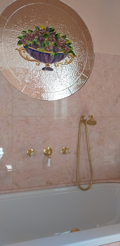 Пример оригинального дизайна: большая ванная комната в классическом стиле с накладной ванной, раздельным унитазом, розовой плиткой, мраморной плиткой, розовыми стенами, раковиной с пьедесталом и розовым полом