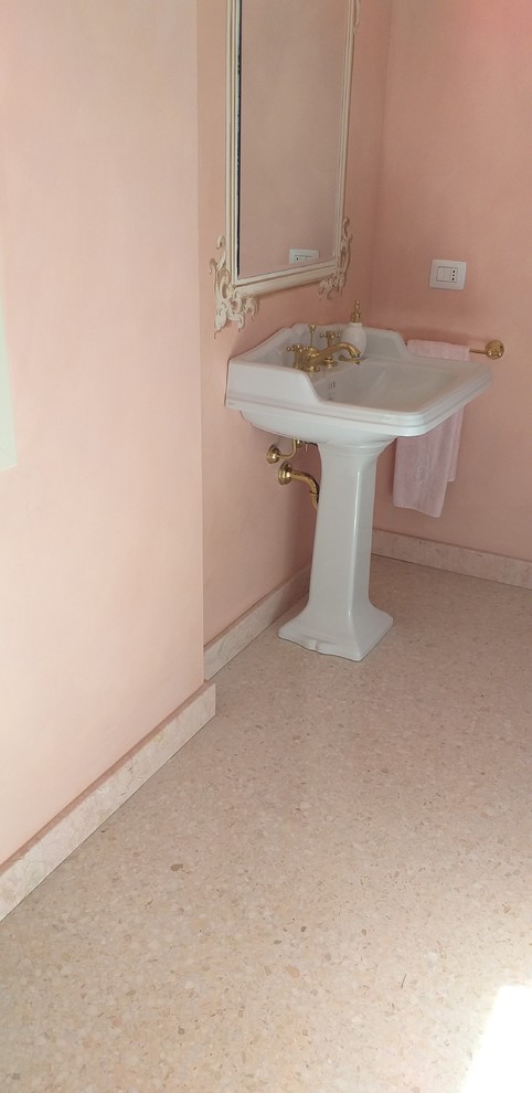 Idee per una grande stanza da bagno tradizionale con vasca da incasso, WC a due pezzi, piastrelle rosa, piastrelle di marmo, pareti rosa, lavabo a colonna e pavimento rosa