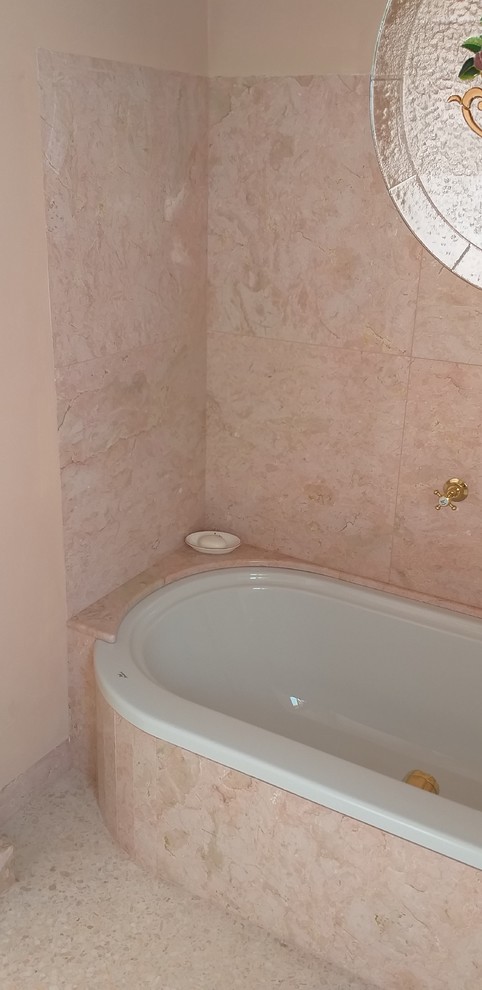 Idée de décoration pour une grande salle de bain tradition avec une baignoire posée, WC séparés, un carrelage rose, du carrelage en marbre, un mur rose, un lavabo de ferme et un sol rose.