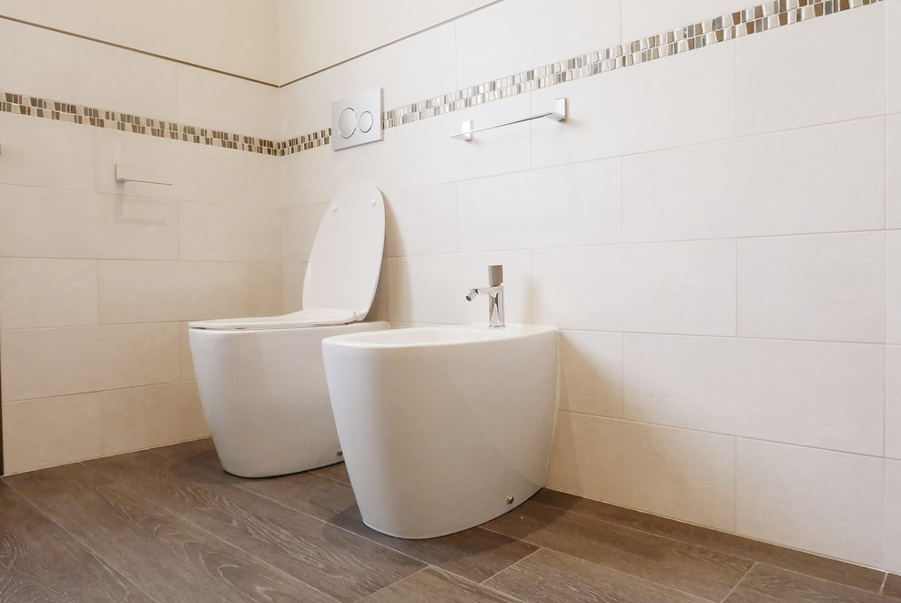 Kleines Modernes Duschbad mit roten Schränken, bodengleicher Dusche, Wandtoilette mit Spülkasten, beigen Fliesen, Porzellanfliesen, beiger Wandfarbe, Porzellan-Bodenfliesen, integriertem Waschbecken, Laminat-Waschtisch, braunem Boden und offener Dusche in Turin