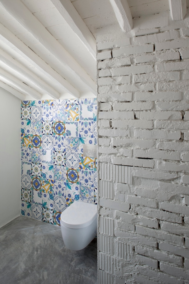 Foto de cuarto de baño de estilo de casa de campo con suelo de cemento