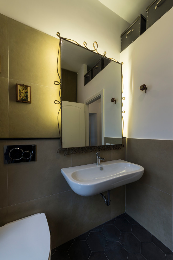 Idéer för att renovera ett mellanstort eklektiskt vit vitt en-suite badrum, med en kantlös dusch, en toalettstol med hel cisternkåpa, grön kakel, porslinskakel, vita väggar, klinkergolv i porslin, ett väggmonterat handfat, bänkskiva i akrylsten, svart golv och dusch med gångjärnsdörr