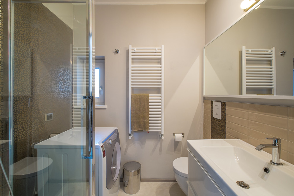 Источник вдохновения для домашнего уюта: ванная комната среднего размера в современном стиле с плоскими фасадами, белыми фасадами, бежевой плиткой, керамической плиткой, бежевыми стенами, душевой кабиной и накладной раковиной
